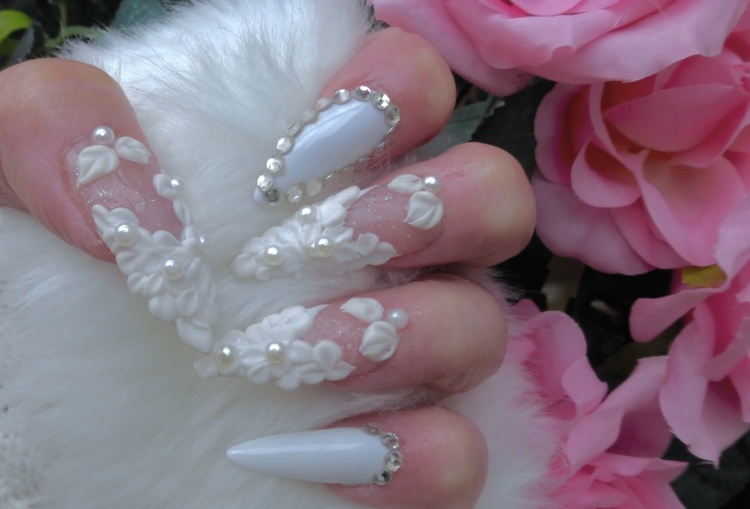 brautnägel-design-acryl-nagelmodelage-nagelform-spitz-weiß-perlen-glitzersteine-blumen-rosen
