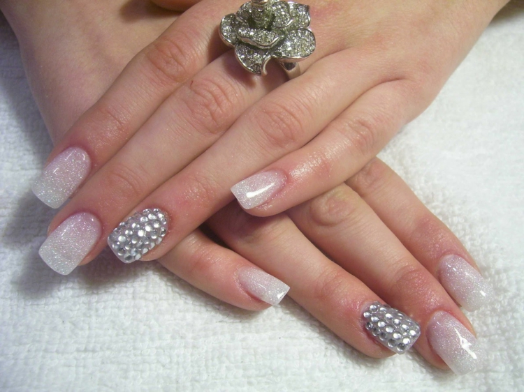 brautnägel-design-glitzersteine-hände-fingernägel-quadratisch-ring-blüte-glenzend-silber-unterlage