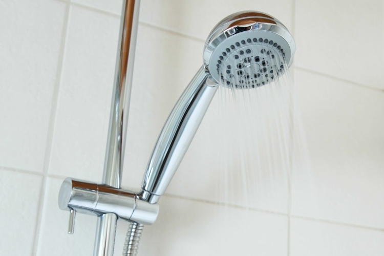 bügeln ohne bügeleisen duschen-wasserdampf-idee-duschstange-badezimmer