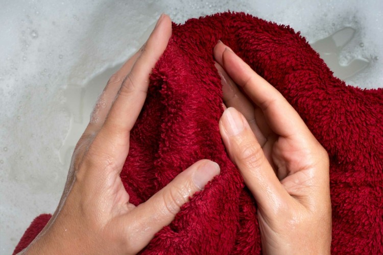 bügeln-ohne-bügeleisen-feucht-handtuch-tipps-haushalt