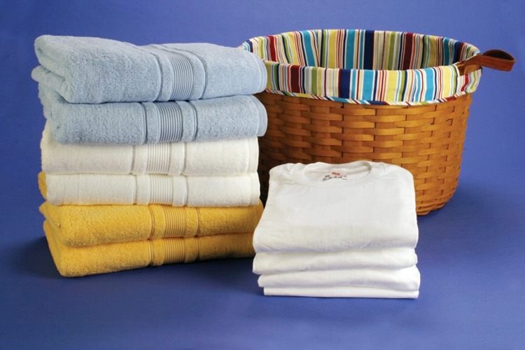 bügeln-ohne-bügeleisen-topf-glatte-kleidung-wäschekorb-handtücher