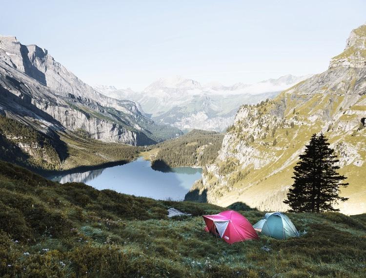 camping -zelt-see-berge-landschaft