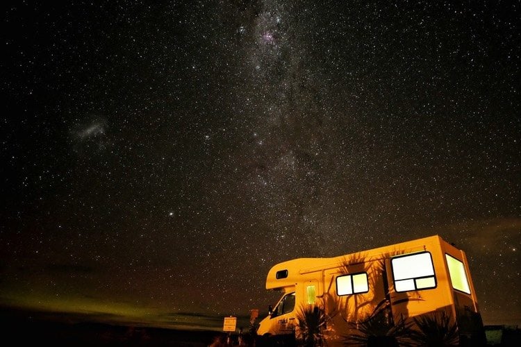 camping-wohnmobil-nacht-sternenhimmel-komfort