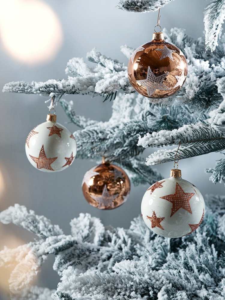 dekoideen für weihnachten baumkugeln-stern-motive-kupfer-weiß-kunstschnee-tanne