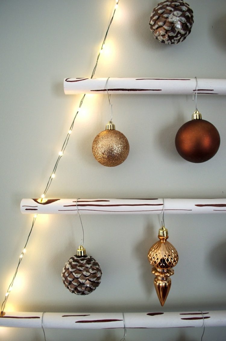 dekoideen für weihnachten kupfer-metallic-gold-skandinavisch-weihnachtsbaum-lichterkette