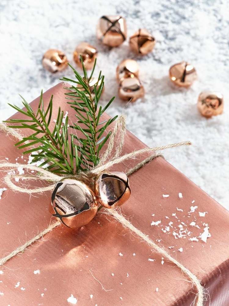 dekoideen-weihnachten-geschenke-verpacken-glocken-kupfer-gestaltung-metallic-geschenkpapier