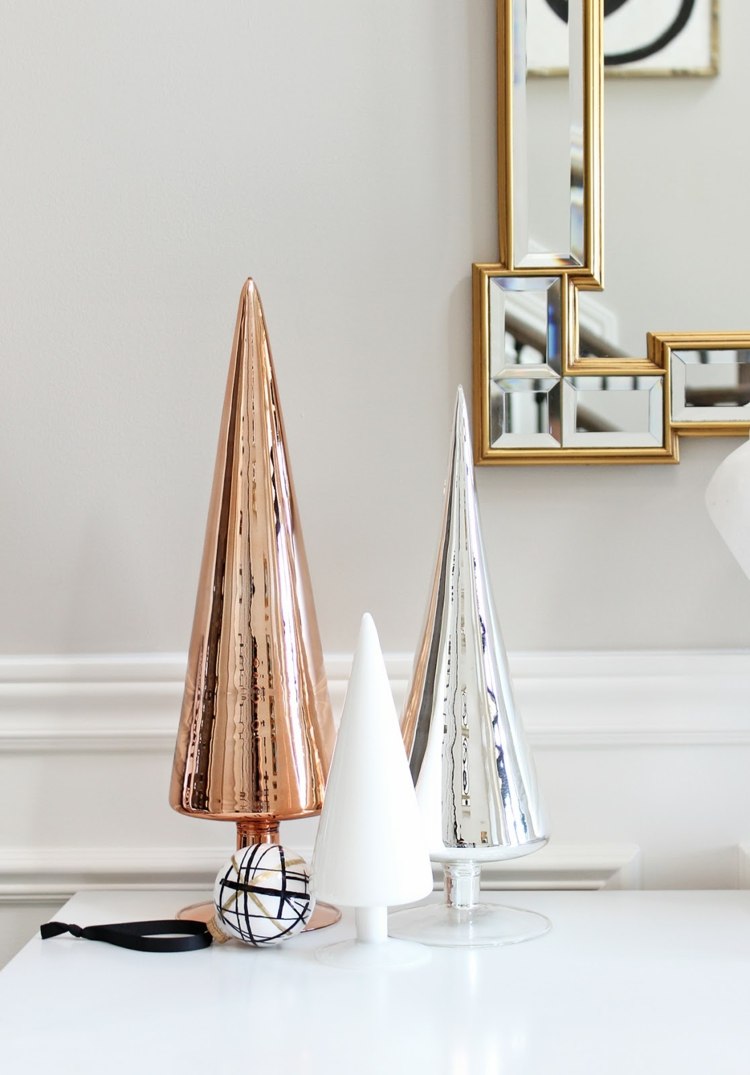 dekoideen-weihnachten-tannenbaum-modern-design-figuren-beistelltisch-kommode