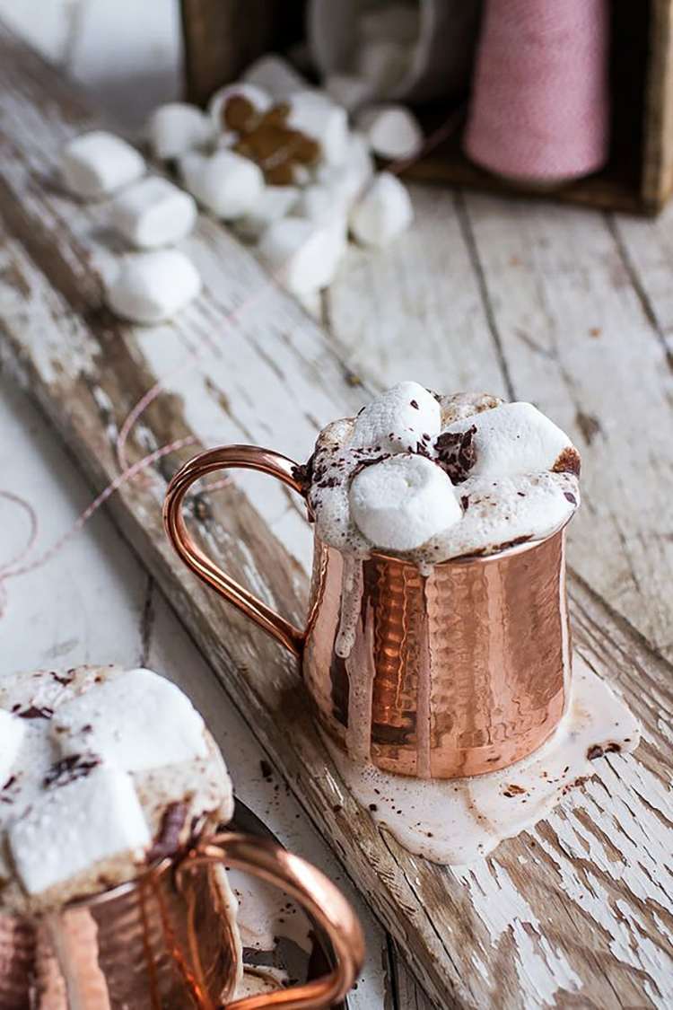 dekoideen-weihnachten-winter-kakao-heiße-schokolade-kupfer-becher-rustikal-marshmallows
