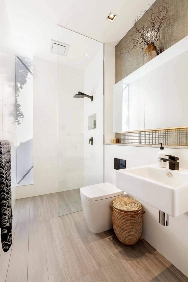 einfamilienhaus-bad-weiß-begehbare-dusche-glastrennwand