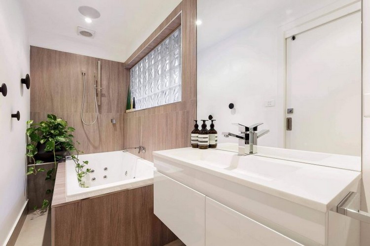 einfamilienhaus-zimmerpflanzen-badezimmer-holz-badewanne