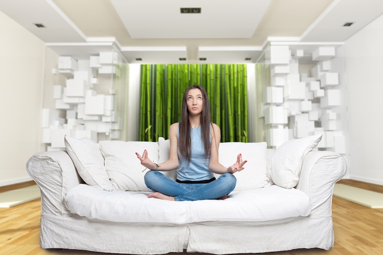 Meditierende Frau auf einem Sofa