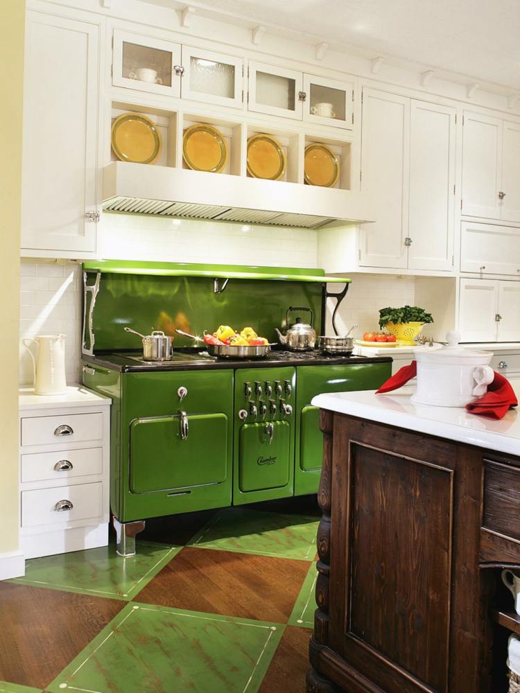 farbe-grün-küche-küchenzeile-schränke-schubladen-topfgeschirr-teller-küchentuch-tomaten-teller-topf-kanne