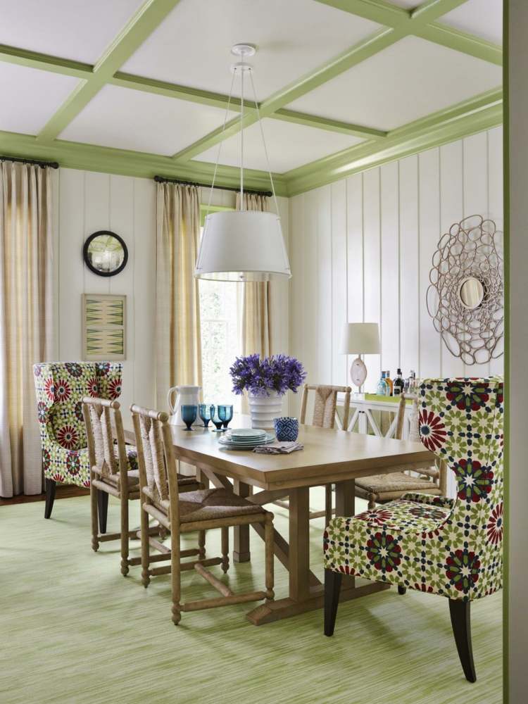 farbe grün essbereich-wohnzimmer-tisch-geschirr-stühle-sessel-stoffbezug-blumen-vase-teppich-holzbalken-spiegel