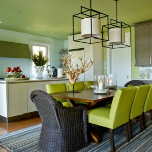 farbe-grün-esszimmer-kochinsel-küchenzeile-hängeleuchten-tisch-stühle-farbig-kerzen-obstschale-teppich