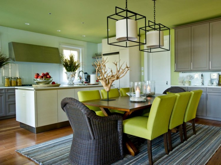 farbe grün esszimmer-kochinsel-küchenzeile-hängeleuchten-tisch-stühle-farbig-kerzen-obstschale-teppich
