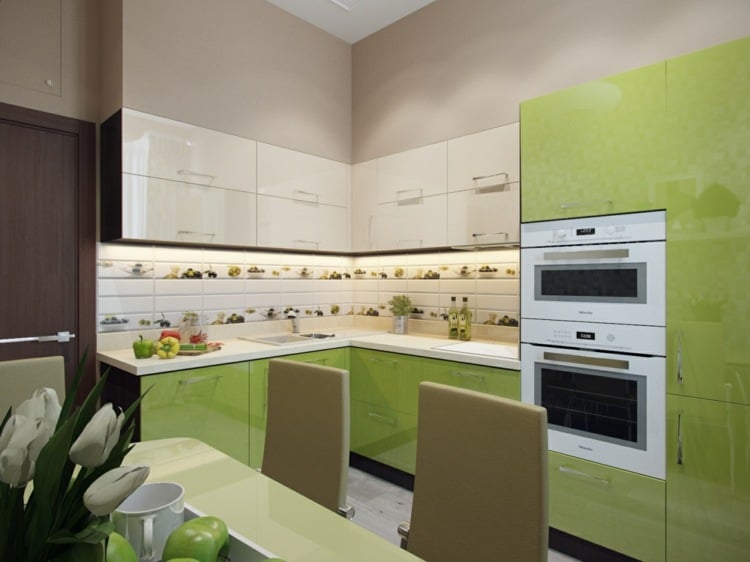 farbe-grün-küche-küchenzeile-küchenschränke-tisch-stühle-tür-apfel-tulpen-vase-tasse-weiß-backofen-waschbecken-kräuter