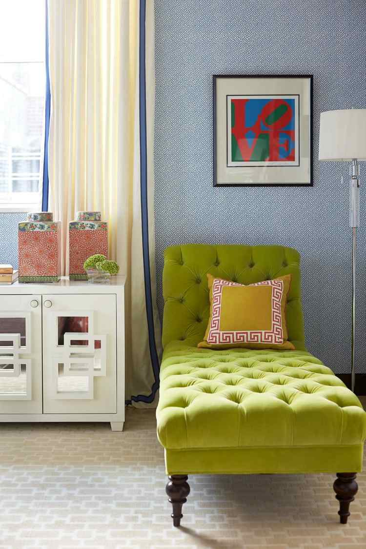 farbe-grün-möbelstück-liege-kissen-stehlampe-teppichboden-schrank-wand-tapete-muster-weiß-blau-gardinen-bild