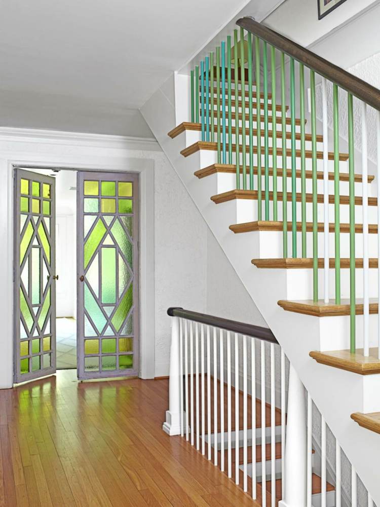 farbe-grün-treppenhaus-korridor-glas-holz-tür-flügel-geometrisch-figuren-farbig-geländer-bunt-metall-parketboden