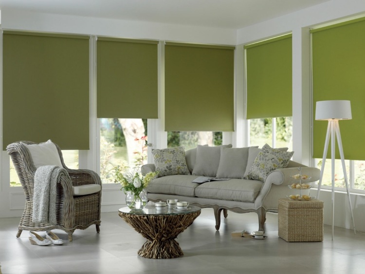 farbe grün wohnzimmer-couch-sessel-tisch-rattan-stehlampe-fensterrollo-fenster-kaffeetassen-etagere-gebäck