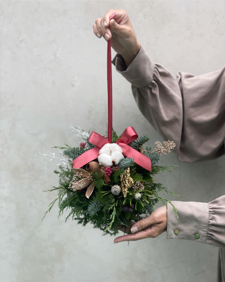 frau mit selbstgemachtem kissing ball