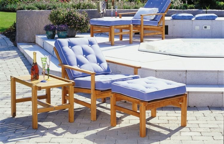 gartengestaltung-sitzbereiche-patio-liegestuhl-pflasterstein-polster-hellblau