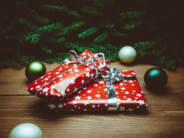 Geschenkideen für Frauen -weihnachten-paar-partner-geschenk-einpacken