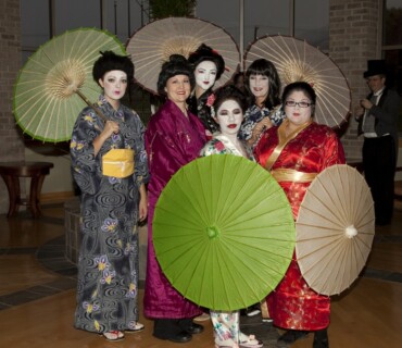 gruppenkostüme-karneval-frauen-fasching-geishas-kostüme