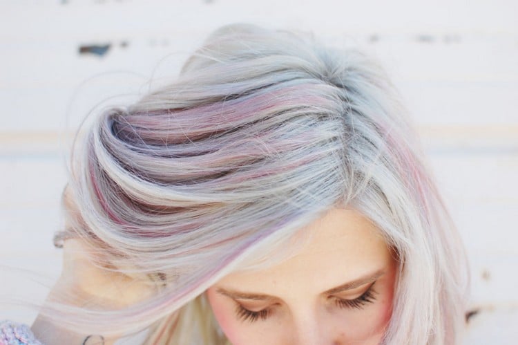 Haare Pastell färben blau lila rosa strähnchen graue haare