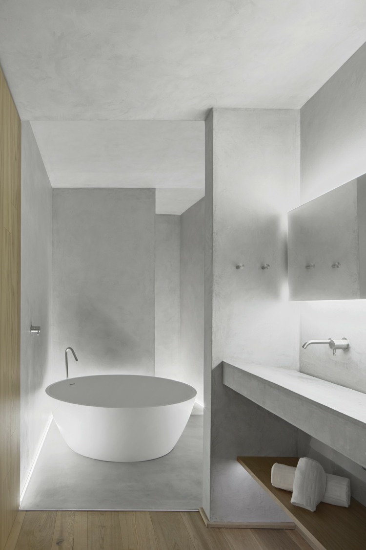 hanfseil-geländer-badezimmer-badewanne-betonschale-waschbecken-handtücher-holzverkleidung-holzboden-beleuchtung