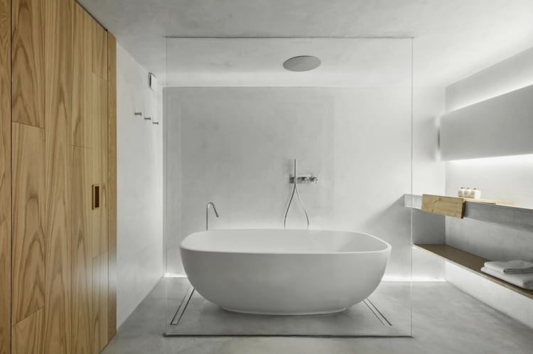 hanfseil-geländer-badezimmer-badewanne-freistehend-oval-ablage-badetücher-bodenbelag-wandverkleidung-tür-holz