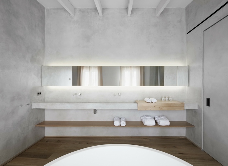 hanfseil-geländer-badezimmer-spiegel-waschbecken-ablage-holz-badetücher-bademantel-badewanne-schale-beton