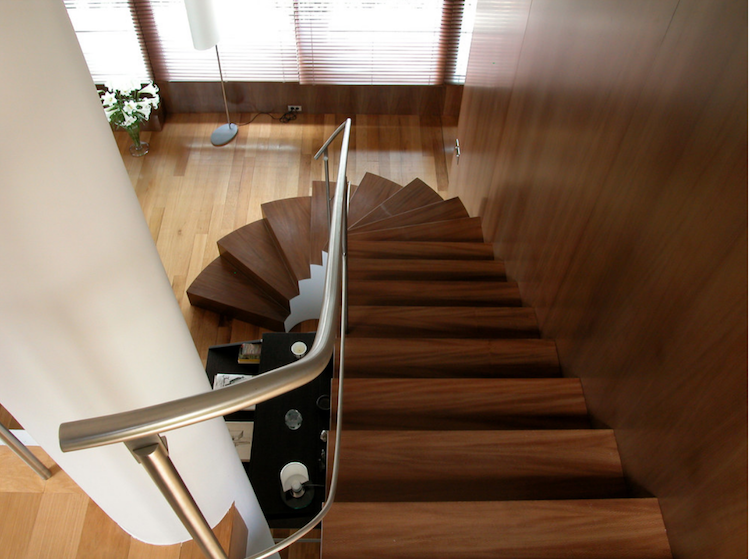 innentreppe-modern-gestalten-bogentreppe-holz-design-handlauf-stahl