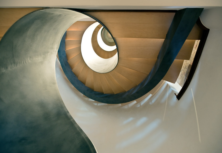 innentreppe-modern-gestalten-bogentreppe-spindeltreppe-design