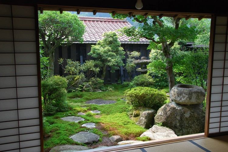 japanische-häuser-garten-trittplatten-steine-grüne-fläche