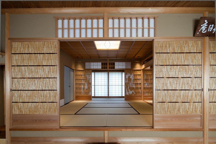 japanische-häuser-holzdecke-tatami-matten-fußboden-traditionell