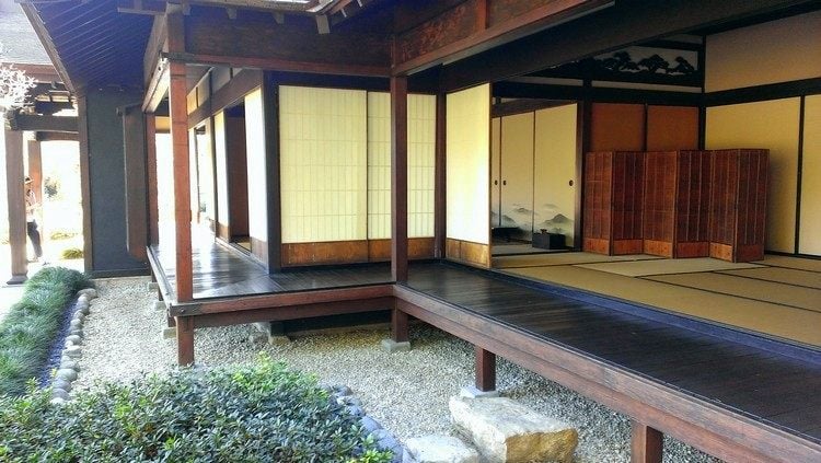 Japanische Häuser holzfachwerk-veranda-schiebetüren-papier-holz