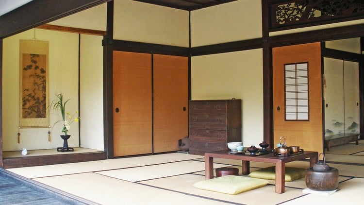 japanische-häuser-innenarchitektur-raumgestaltung-tisch-bildnische-mittelpunkt