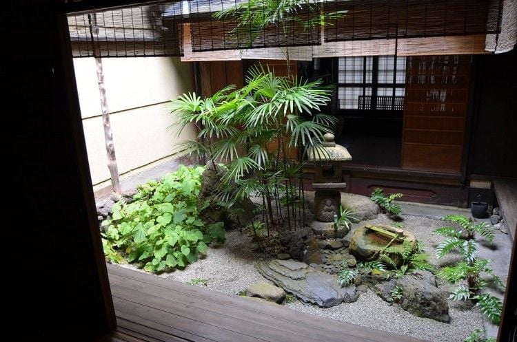 japanische-häuser-innenhof-garten-pflanzen-steine