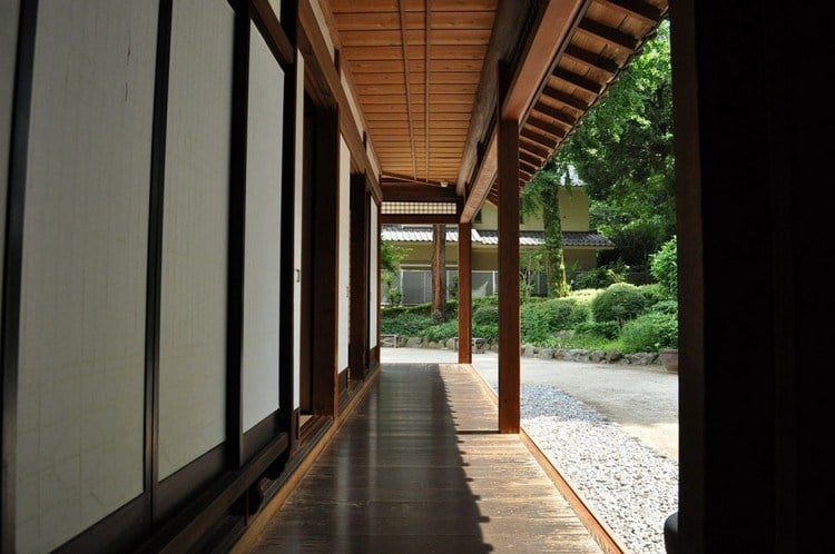 japanische-häuser-pufferzone-veranda-holz-ausblick-garten