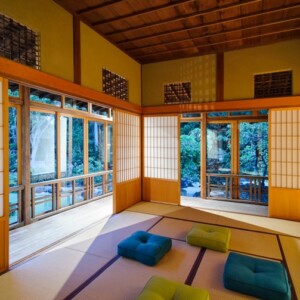 japanische-häuser-raumgestaltung-minimalistische-einrichtung-sitzkissen