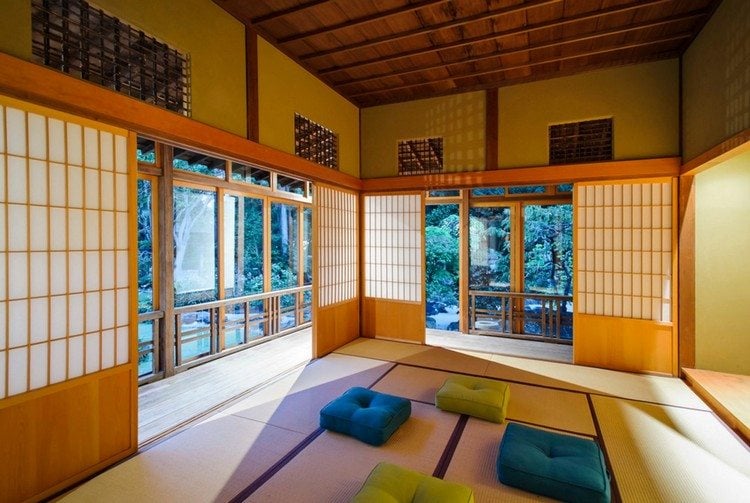 japanische-häuser-raumgestaltung-minimalistische-einrichtung-sitzkissen