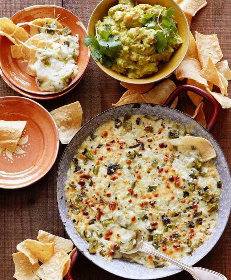käseplatte-anrichten-käsedip-guacamole-behälter-schalen-keramik-tortilla-chips-petersilie-dekorieren-gemüse-11