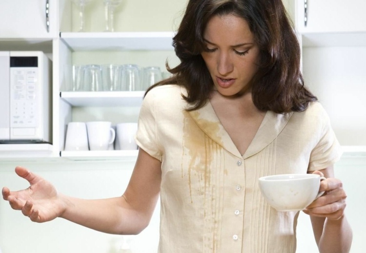 kaffeeflecken-entfernen-küche-mikrowelle-glas-becher-frau-hemd-kaffee-tasse-umgekippt