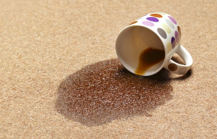 kaffeeflecken-entfernen-tasse-kaffee-schwarz-umgekippt-teppich-boden-flüßigkeit-einsaugen-nass