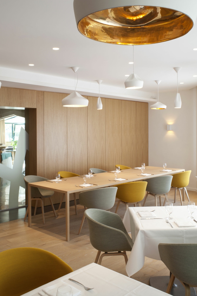 keramik-lampen-faltenwurf-hängeleuchten-innebeschichtung-glänzend-blattgold-farbe-weiß-tische-gedeckt-stühle-grau-senf