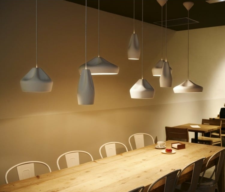 keramik lampen grau-matt-pendelleuchten-innebseite-email-gruppe-holztisch-stühle-tasse-kaffe-servietten-süßigkeit-beleuchtung