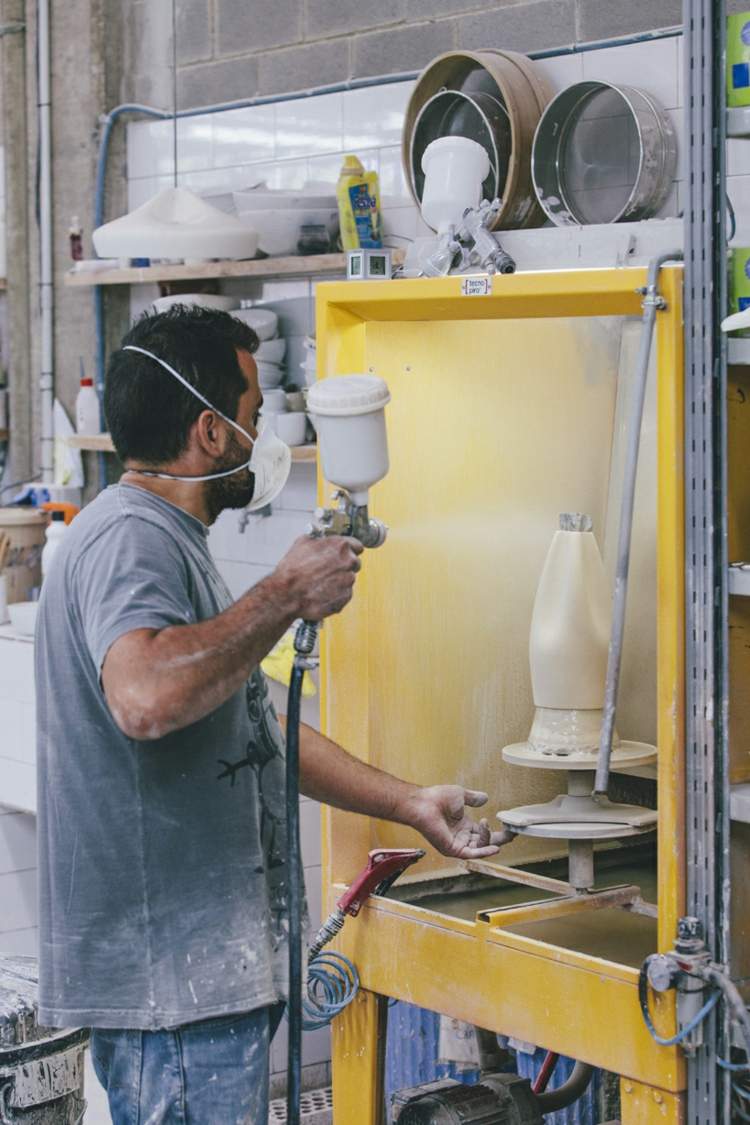 keramik-lampen-pendelleuchten-form-faltenwurf-werkstatt-arbeiter-technik-produktion-handarbeit-farbe-auftragen