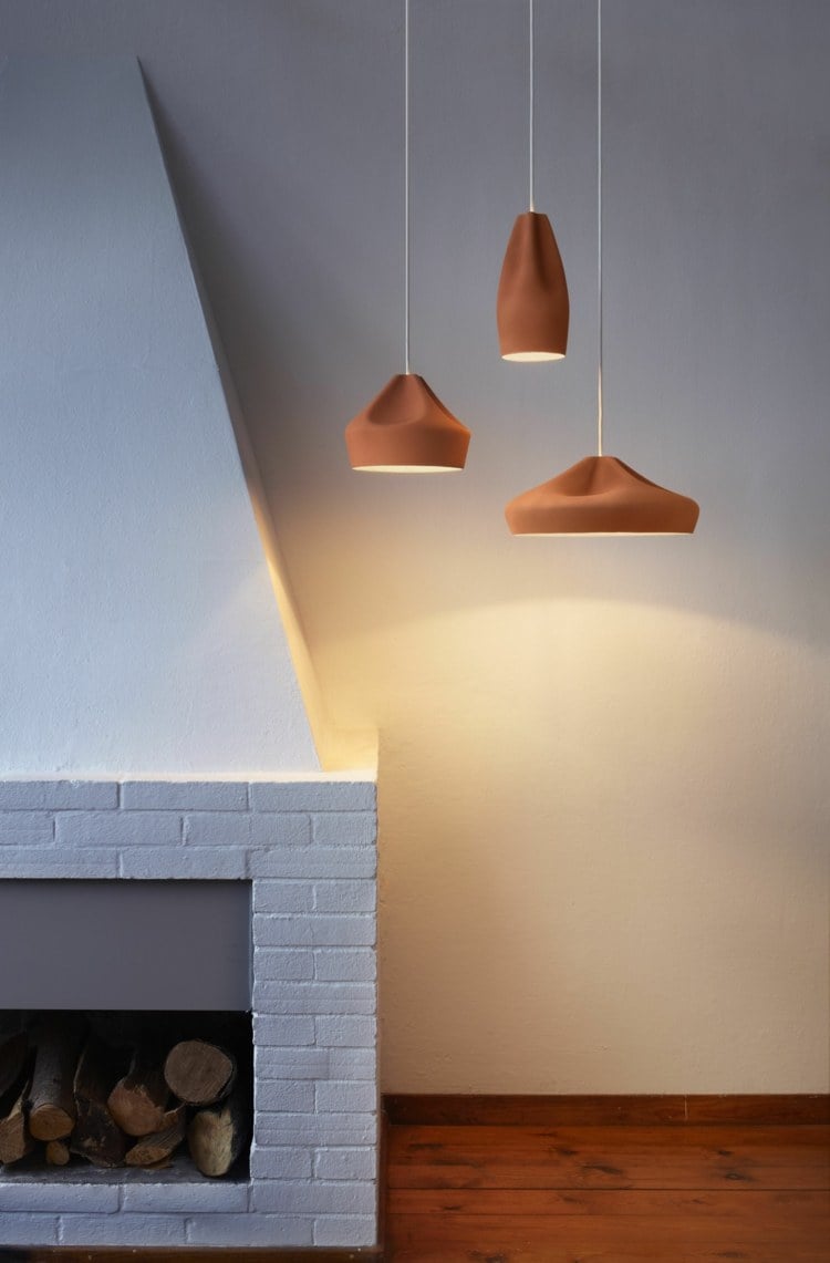 keramik-lampen-wohnzimmer-kamin-weiß-holzstücke-hängelampe-lampenschirm-wand-parkett-boden-farbe-terrakotta