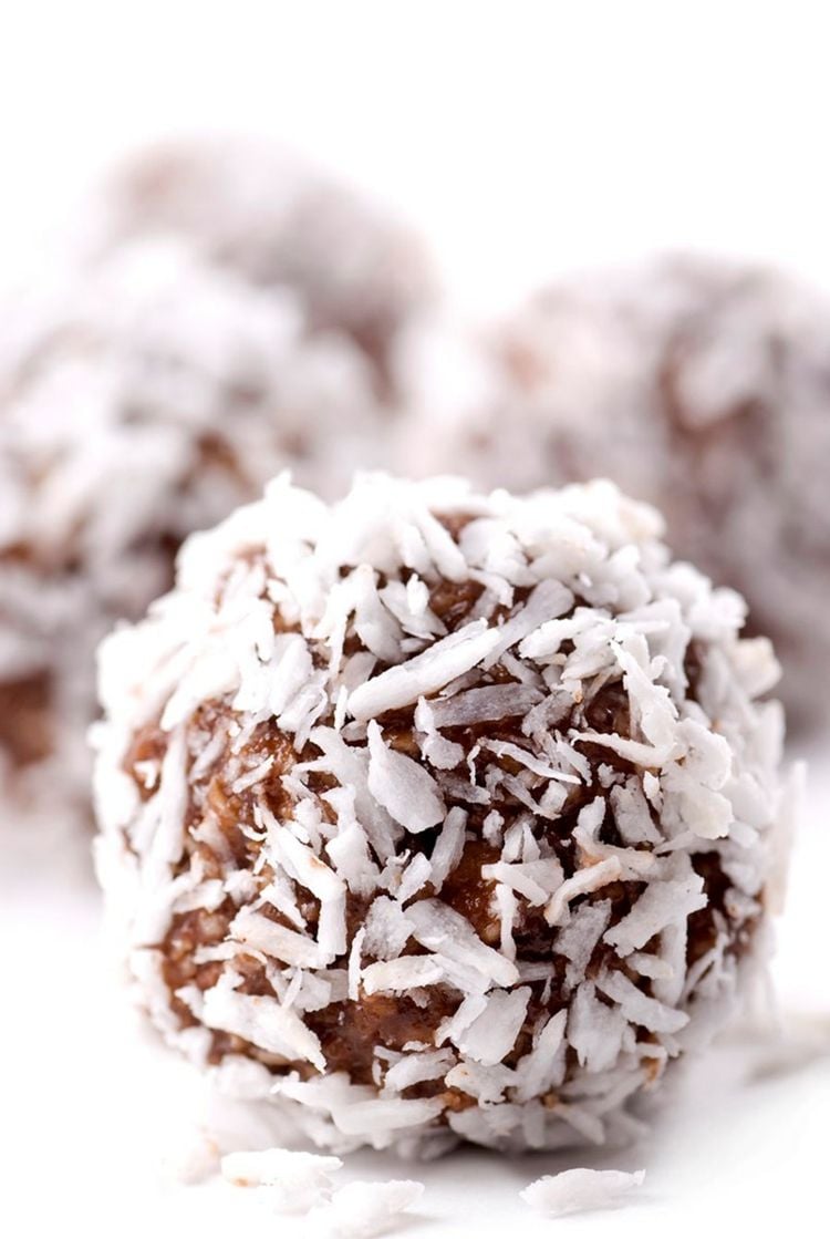 last-minute-geschenke-selber-machen-konfekt-rezept-kokos-kugeln