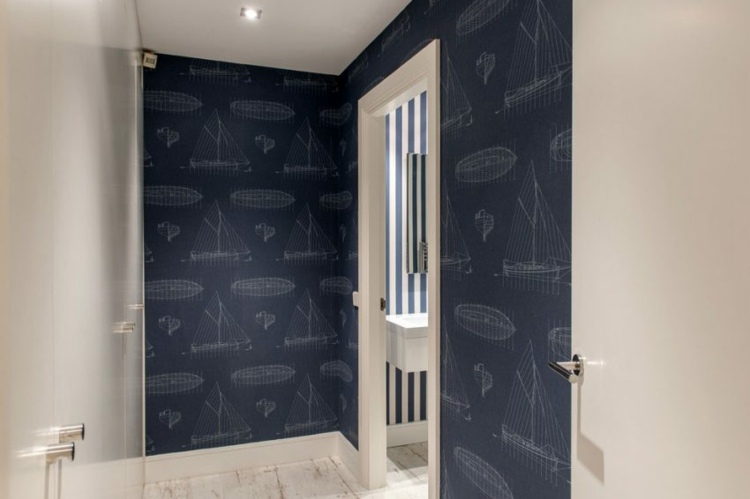 loft-möbel-flur-tür-badezimmer-waschbecken-spiegel-deckenlampe-wandgestaltung-dunkel-blau-muster-figuren-18